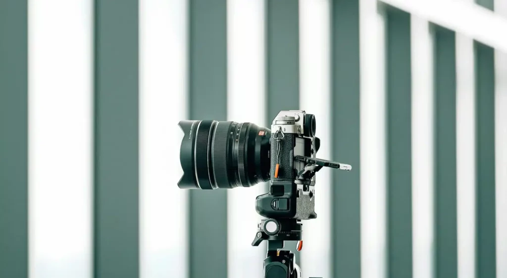 Cámara en un tripode tomando fotos de un espacio para eventos