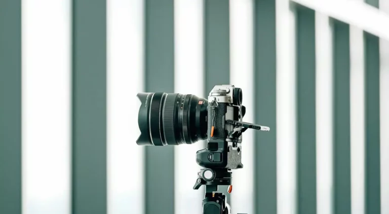 Cámara en un tripode tomando fotos de un espacio para eventos